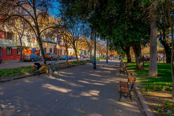 Santiago, Chile - zm. 13 września 2018: Widok zewnątrz niezidentyfikowanych ludzi chodzących w parku Yungay, zlokalizowany w Barrio Yungay w Santiago, stolicy Chile — Zdjęcie stockowe