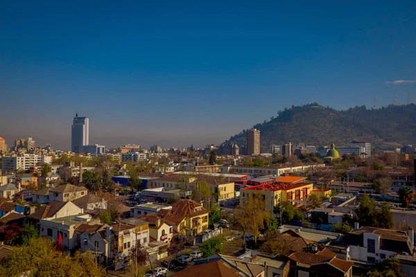 SANTIAGO, CHILE - 13 DE SEPTIEMBRE DE 2018: Vista al aire libre del horizonte de Santiago de Chile a los pies de la Cordillera de los Andes y edificios en el distrito de Providencia — Foto de Stock