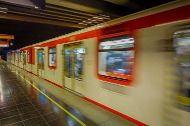 Santiago, Şili - 14 Eylül 2018: Estacion Alameda, Merkez İstasyonu'na içinde raylar bulanık metro kapalı görünümünü. 1885 yılında açıldı, kentin tek demiryolu İstasyonu artık