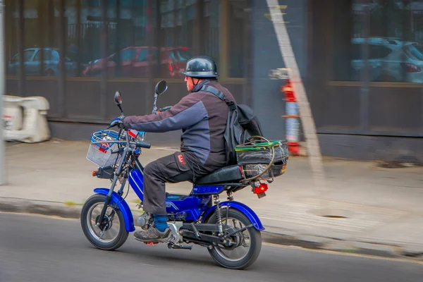 SANTIAGO, CHILI - 13 SEPTEMBRE 2018 : Homme non identifié conduisant sa moto bleue dans les rues du centre-ville de Santiago, Chili — Photo