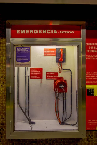 SANTIAGO, CHILI - 14 SEPTEMBRE 2018 : Vue de la boîte d'urgence à l'intérieur d'un verre, pour se briser en cas d'accident, incendie, énergie ou train d'urgence à l'Estacion Alameda, gare centrale — Photo