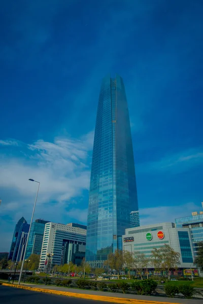 SANTIAGO, CHILE - SETEMBRO 14, 2018: Belo Skyline de Santiago do Chile com modernos edifícios de escritórios no distrito financeiro de Las Condes — Fotografia de Stock