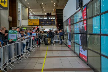 Santiago, Şili - 13 Eylül 2018: görünümünü varış yolcu Santiago Havaalanı'nda bekleyen sabırsız insanlar içinde