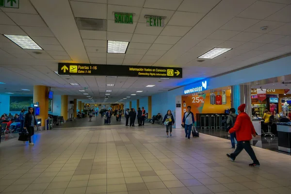 SANTIAGO, CHILE - 13 DE SEPTIEMBRE DE 2018: Vista interior de personas no identificadas caminando con sus maletas dentro del aeropuerto de Santiago —  Fotos de Stock