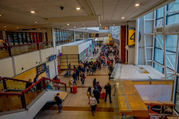 SANTIAGO, CHILE - 13 DE SEPTIEMBRE DE 2018: Personas no identificadas caminando dentro del aeropuerto y cruzando cerca de las escaleras eléctricas en la ciudad de Santiago — Foto de Stock