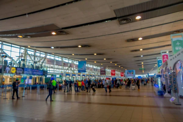 SANTIAGO, CHILE - 13 DE SEPTIEMBRE DE 2018: Personas no identificadas caminando por la llegada de pasajeros al aeropuerto de Santiago — Foto de Stock