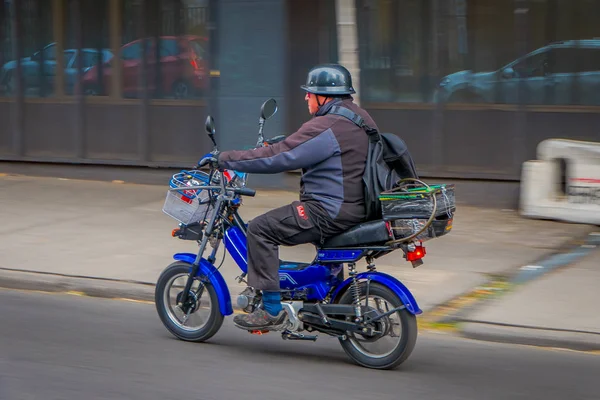 SANTIAGO, CHILE - 13 DE SEPTIEMBRE DE 2018: Un hombre no identificado montando su motocicleta azul en las calles de la ciudad de Santiago, Chile — Foto de Stock