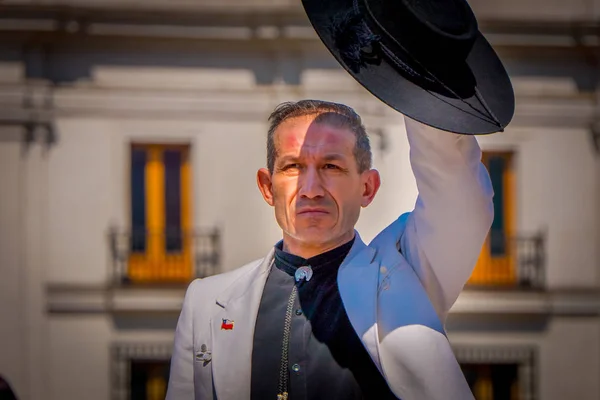 SANTIAGO, CHILE - SEPTEMBER 13, 2018: Unidentified man wearing jacket and holding a black hat in his hand in Armas square in Santiago — Stock Photo, Image