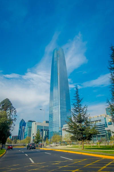 SANTIAGO, CHILE - SETEMBRO 14, 2018: Belo Skyline de Santiago do Chile com modernos edifícios de escritórios no distrito financeiro de Las Condes — Fotografia de Stock