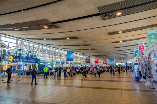 Santiago, Chili - September 13, 2018: Niet-geïdentificeerde mensen lopen voor de komst van de passagiers op het vliegveld van Santiago — Stockfoto