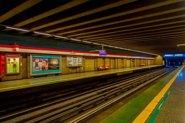 SANTIAGO, CHILE - 14 DE SEPTIEMBRE DE 2018: Personas no identificadas dentro del tren eléctrico en la estación central de Santiago de Chile — Foto de Stock