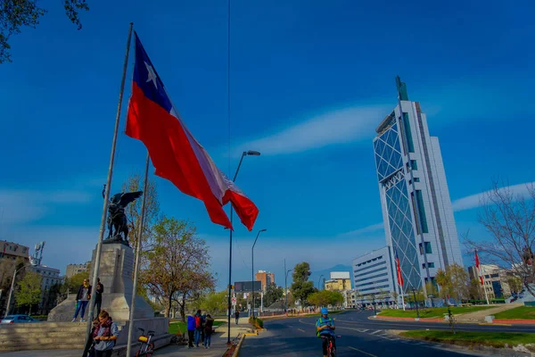 Santiago, chile - 14. September 2018: Unbekannte gehen mit einem wunderschönen modernen Bürogebäude im Finanzviertel Las Condes durch die Straßen — Stockfoto
