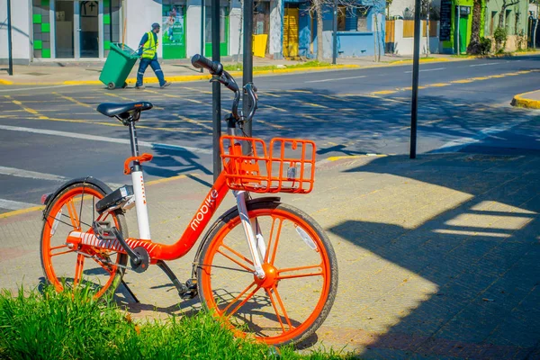 智利圣地亚哥-2018年9月13日: 自行车停放在城市的户外在华丽美丽的阳光明媚的一天, 我的城市在圣地亚哥, 智利的示威活动 — 图库照片