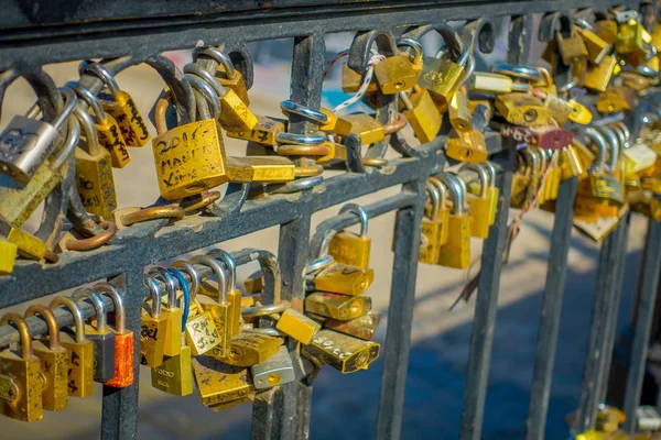 户外视图在一排爱锁挂锁链到行人天桥在河马波乔普罗维登西亚圣地亚哥智利 — 图库照片