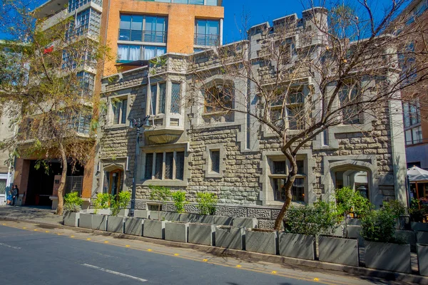 SANTIAGO, CHILE - SETEMBRO 13, 2018: Vista ao ar livre do edifício apedrejado com algumas palmeiras localizadas no bairro Lastarria, em Santiago, Chile — Fotografia de Stock