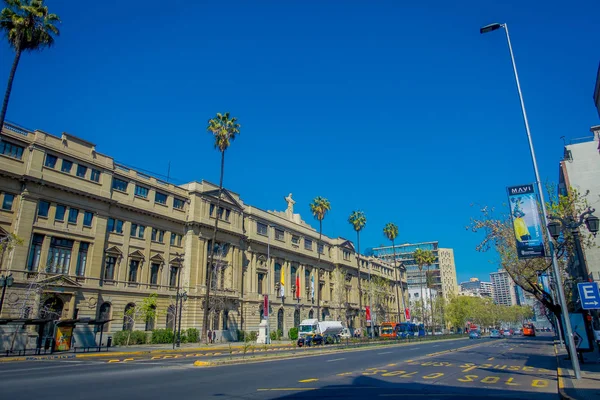 SANTIAGO, CHILI - 13 SEPTEMBRE 2018 : Quelques voitures circulant devant de vieux bâtiments à Barrio Lastarria à Santiago, Chili — Photo