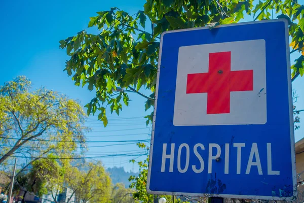 SANTIAGO, CHILE - SEPTEMBER 13, 2018: Close up of informative sign of red cross in metallic structure of Hospital close, located in the city of Santiago — Stock Photo, Image