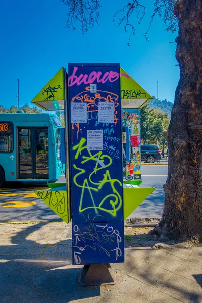 Σαντιάγκο, Χιλή - 17 Σεπτεμβρίου 2018: Εξωτερική άποψη της payphone καμπίνας βρίσκονται στους δρόμους της dowtown στο Σαντιάγκο — Φωτογραφία Αρχείου