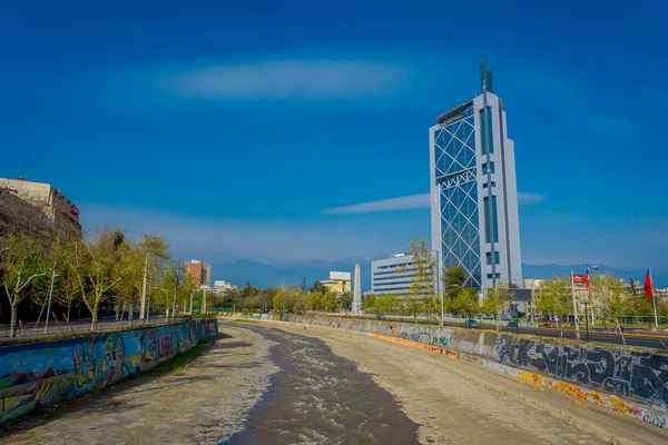 Santiago, Şili - 17 Eylül 2018: Açık kanal su Forestal parkta Santiago, Şili'nin başkenti bulunan metalik köprüden görünümünü — Stok fotoğraf