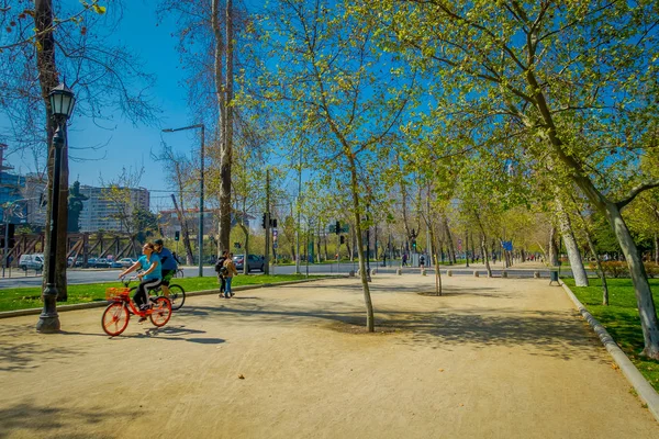 SANTIAGO, CHILE - 13 DE SEPTIEMBRE DE 2018: Turistas no identificados descansan en el Parque Forestal ubicado en Santiago, capital de Chile —  Fotos de Stock