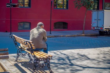 Santiago, Şili - 13 Eylül 2018: Tanımlanamayan yaşlı adam ortak bir sandalyeyle Santiago, Chile bölgesinde bulunan Lastarria mahallesinde oturan