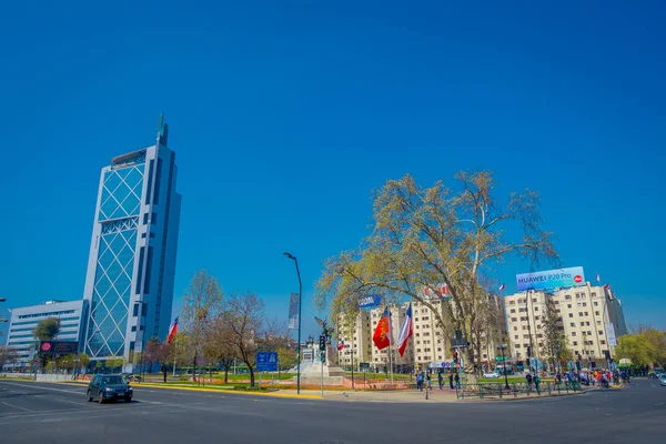 SANTIAGO, CHILI - 17 SEPTEMBRE 2018 : Belle Skyline de Santiago du Chili avec des immeubles de bureaux modernes dans le quartier financier de Las Condes — Photo