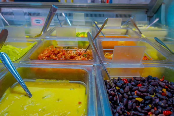 Vue ci-dessus de salades et sauce délicieuses et variées à l'intérieur de boîtes transparentes dans un magasin d'aliments dans le quartier Bellavista à Santiago — Photo