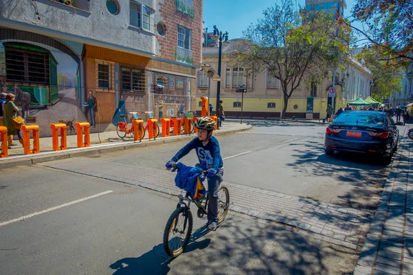 Сантьяго, Чилі - 13 вересня 2018: Невідома жінка велосипедах її прокату велосипедів в місті під час чудовий прекрасний сонячний день в dowtown міста-Сантьяго — стокове фото