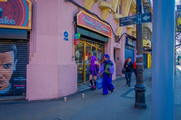 SANTIAGO, CHILE - 13 DE SEPTIEMBRE DE 2018: Personas no identificadas caminando por las calles del barrio Lastarria ubicado en Santiago de Chile —  Fotos de Stock