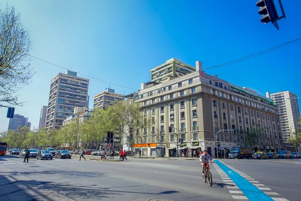 サンティアゴ、チリ - 2018 年 9 月 13 日: いくつかの車は昔のサンティアゴ、チリのバリオ Lastarria の建物で循環の前 — ストック写真