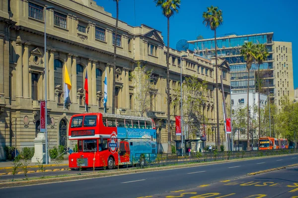 Santiago, chile - 13. september 2018: aussenansicht riesiger gebäude im barrio lastarria mit einem bus vor dem gebäude in santiago, chile — Stockfoto