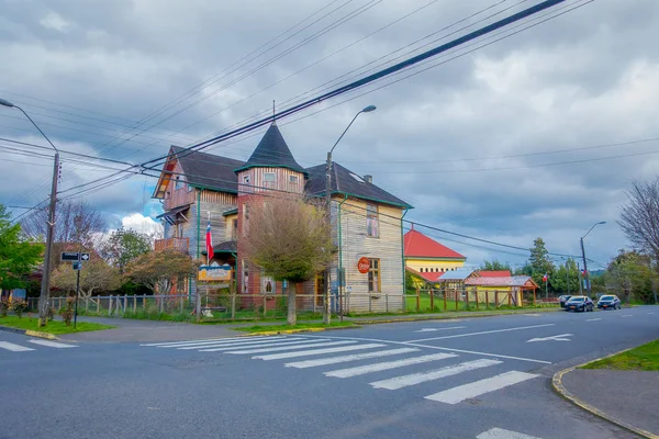 OSORNO, CHILI, 23 SEPTEMBRE 2018 : Vue extérieure du vieux bâtiment de produits laitiers adoré dans la ville de Puerto Octay, Chili — Photo