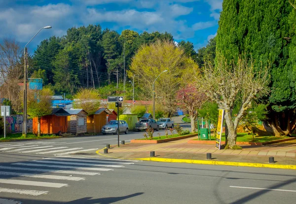 OSORNO, CHILE, 23 DE SEPTIEMBRE DE 2018: Vista al aire libre del parque de dowtown con algunos árboles en un día nublado en Puerto Octay, Chile —  Fotos de Stock