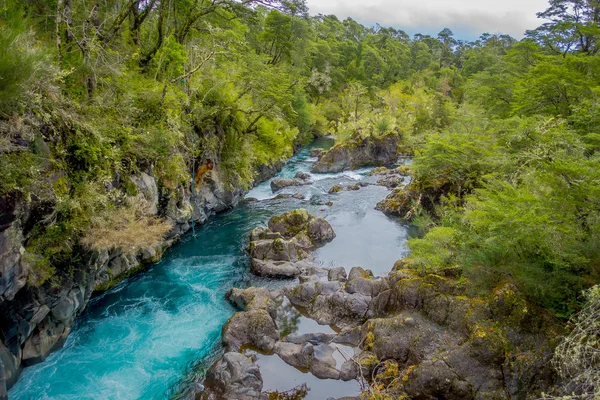Petrohue 강 Petrohue, 르 주, 로스 라고스 지역, 칠레에서 산을 흐르는 — 스톡 사진