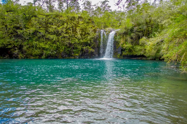 Hermosa cascada pequeña con un magnífico lago de agua turquesa ubicado en Petrohue, provincia de Llanquihue, región de Los Lagos —  Fotos de Stock