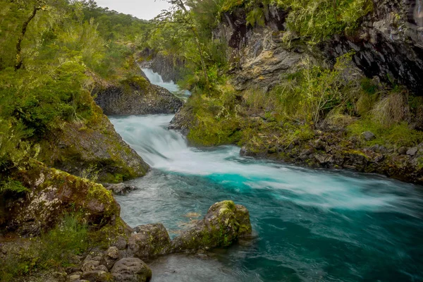 르 주, 로스 라고스 지역, 칠레에 있는 Petrohue 강의 긴 노출의 야외 보기 — 스톡 사진