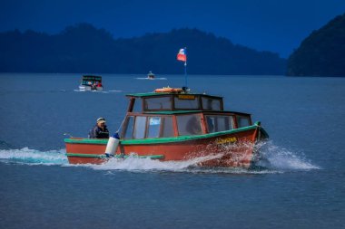 Puerto Varas, Şili, Eylül, 23, 2018: Turistler Gölü Todos Los Santos, Şili bölgede etrafında ile büyük tekne açık görünümünü