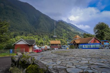 Puerto Varas, Şili, Eylül, 23, 2018: Ev bina ve bazı arabalar açık görünümü içinde shore, Milli Parkı Vicente Perez Rosales Gölü Todos Los Santos Şili'deki önünde park etmiş