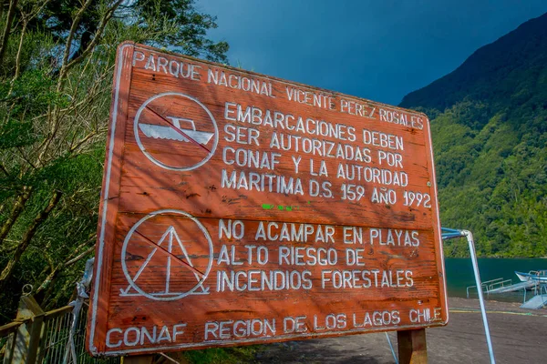 PUERTO VARAS, CHILE, 23 DE SEPTIEMBRE DE 2018: Señal informativa del Parque Nacional Vicente Pérez Rosales frente al Lago Todos Los Santos, Región de Chile —  Fotos de Stock