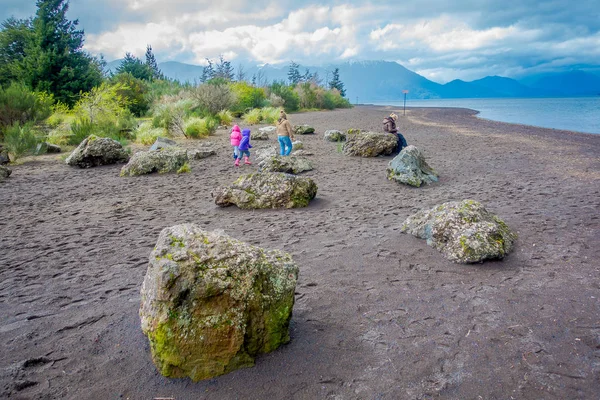 Gente no identificada caminando en la orilla del Lago Todos Los Santos, Región de Chile — Foto de Stock