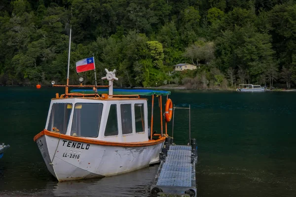 PUERTO VARAS, CILE, SETTEMBRE, 23, 2018: Bella barca enorme sulla riva del lago in attesa di turisti nel lago todos Los Santos, Regione in Cile — Foto Stock