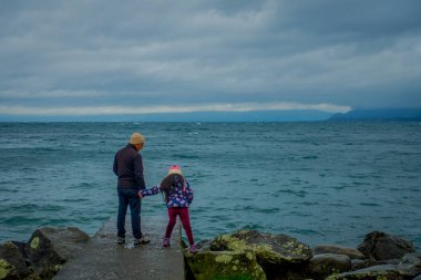 Puerto Varas, Şili, Eylül, 23, 2018: Şili Patagonya su izlerken tanımlanamayan çift