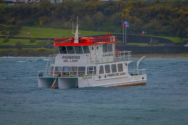 Puerto Varas, Chile, 23 września 2018 r.: Widok zewnątrz łódź w Llanquihue w Puerto Varas i wybrzeżu, w odległości — Zdjęcie stockowe