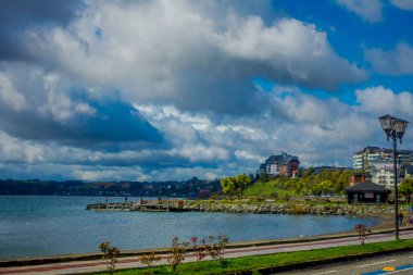 Puerto Varas, Şili, Eylül, 23, 2018: Puerto Varas şehir ve Llanquihue Gölü muhteşem mavi gökyüzü ve gün güneşli güzel açık viiew