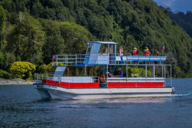 Puerto Varas, Şili, Eylül, 23, 2018: Turistler Gölü Todos Los Santos, Şili bölgede etrafında ile büyük tekne açık görünümünü