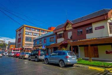 Puerto Varas, Şili, Eylül, 23, 2018: Arabalar Puerto Varas, kasaba sokaklarında binalarda ev önünde güzel güneşli gün boyunca Park