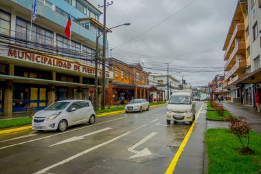 Puerto Varas, Şili, Eylül, 23, 2018: Kasaba, Puerto Varas volkan Osorno Şili'deki yakın sokaklarda dolaşan bazı araçları ile