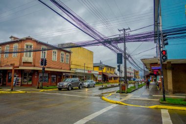 Puerto Varas, Şili, Eylül, 23, 2018: Kasaba, Puerto Varas volkan Osorno Şili'deki yakın sokaklarda dolaşan bazı araçları ile