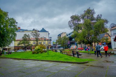 Puerto Varas, Şili, Eylül, 23, 2018: plaza de armas Park Şili, Puerto Varas şehir yürüyüş Tanımlanamayan kişi