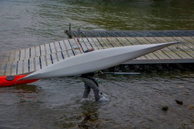 Puerto Varas, Şili, Eylül, 23, 2018: Puerto Varas elinde Ising kimliği belirsiz erkek bir kayack onu tutarak geri